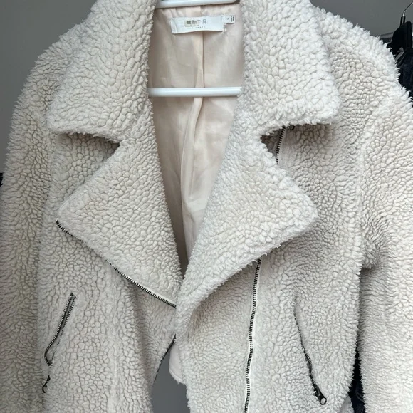 ASTR the Label Brooklyn Faux Fur Moto Jacket in Ivory Size Small Pre-Loved - Picture 3 of 13
